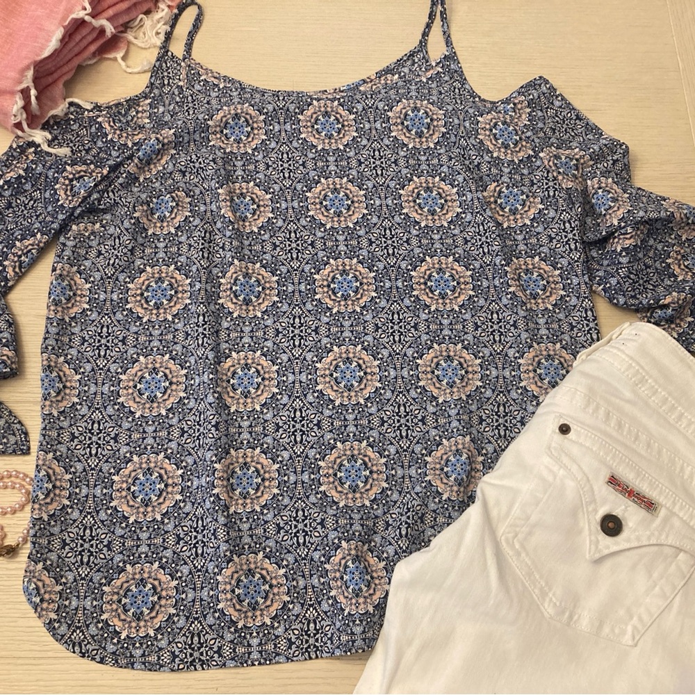 Aqua(Bloomingdale’s brand)cold shoulder top size medium